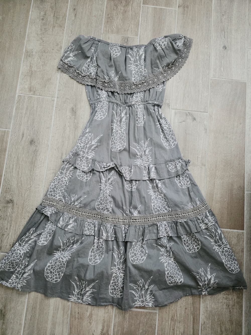 Off-Shoulder Pineapple Print Tiered Dress — Gray & White